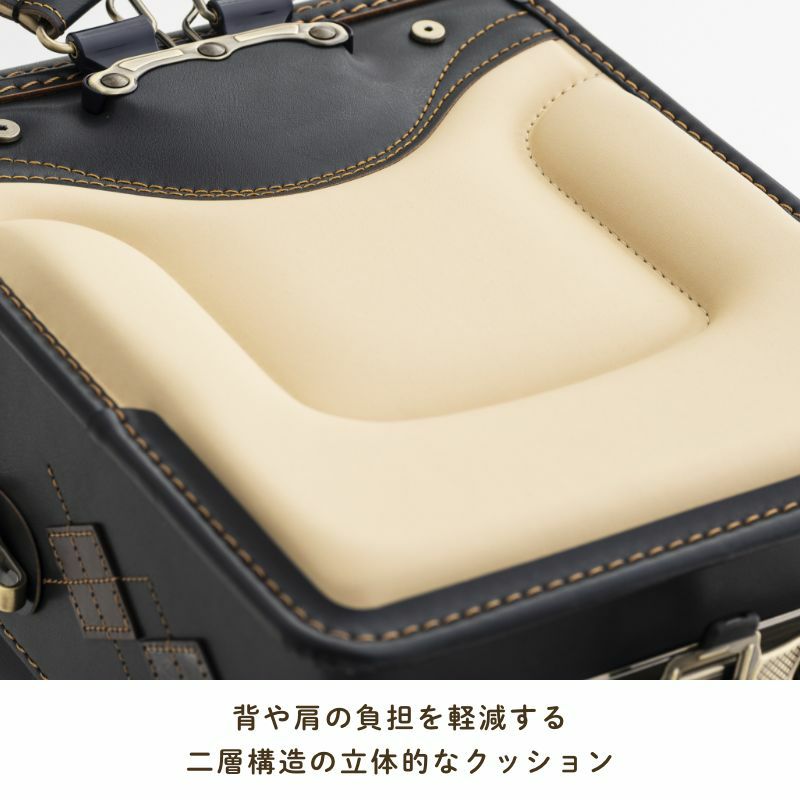 背や肩の負担を軽減する二層構造の立体的なクッション