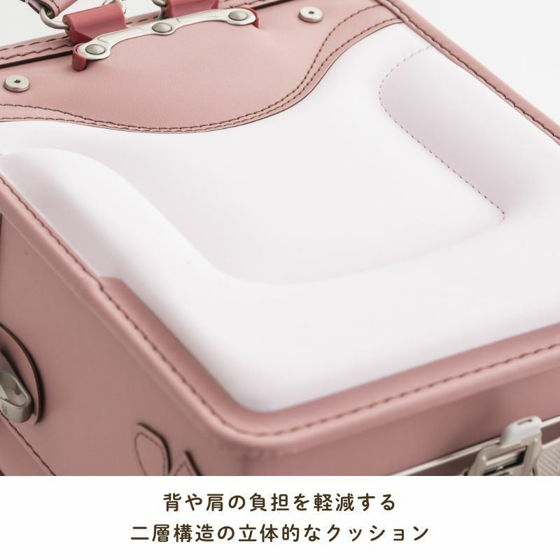 背や肩の負担を軽減する二層構造の立体的なクッション