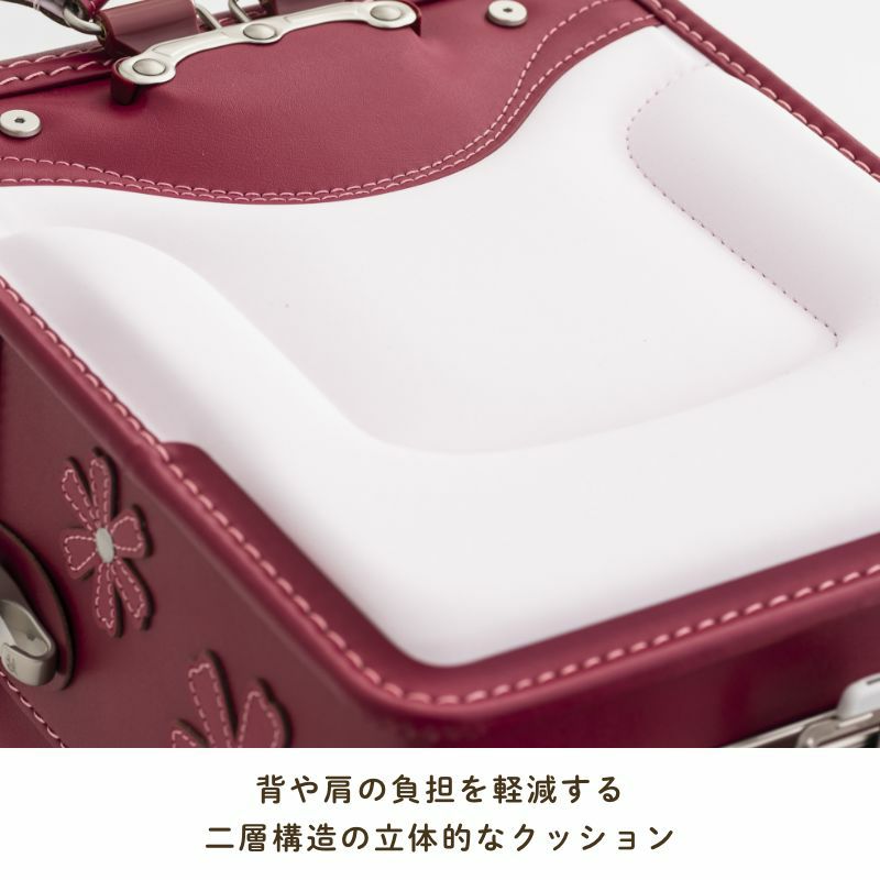 背や肩の負担を軽減する二層構造の立体的なクッション